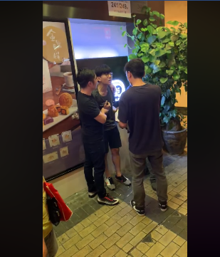 香港浸會大學學生會長方仲賢（中）在深水埗遭到盤查，聲稱休假的「O記」警探還勾住他的肩頸處。 圖：翻攝自on9仔女同盟會臉書
