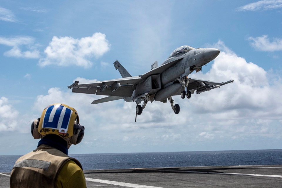 美國核子動力航空母艦雷根號，近日搭載多名菲律賓官員與記者登艦，親眼觀看FA-18超音速起降。 圖：翻攝自雷根號官方臉書