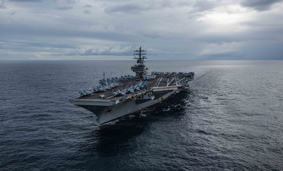 雷根號航空母艦是美國尼米茲級核子動力航空母艦的九號艦，目前載有約70架FA-18超音速噴射戰機。 圖：翻攝自雷根號官方臉書