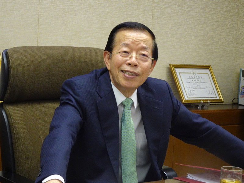 駐日代表謝長廷6日在駐日代表處與台灣媒體茶敘時談到台北市長柯文哲組黨一事。他說：「以我來講，如果真的要選總統選上的話，就不會組黨。」 圖：中央社提供