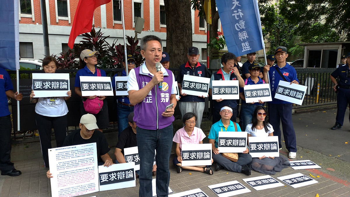 安定力量與藍天行動聯盟今天(7日)前往教育部踢館，呼籲潘文忠不要淪為選戰打手、出面辯論。 圖：陳佩君／攝