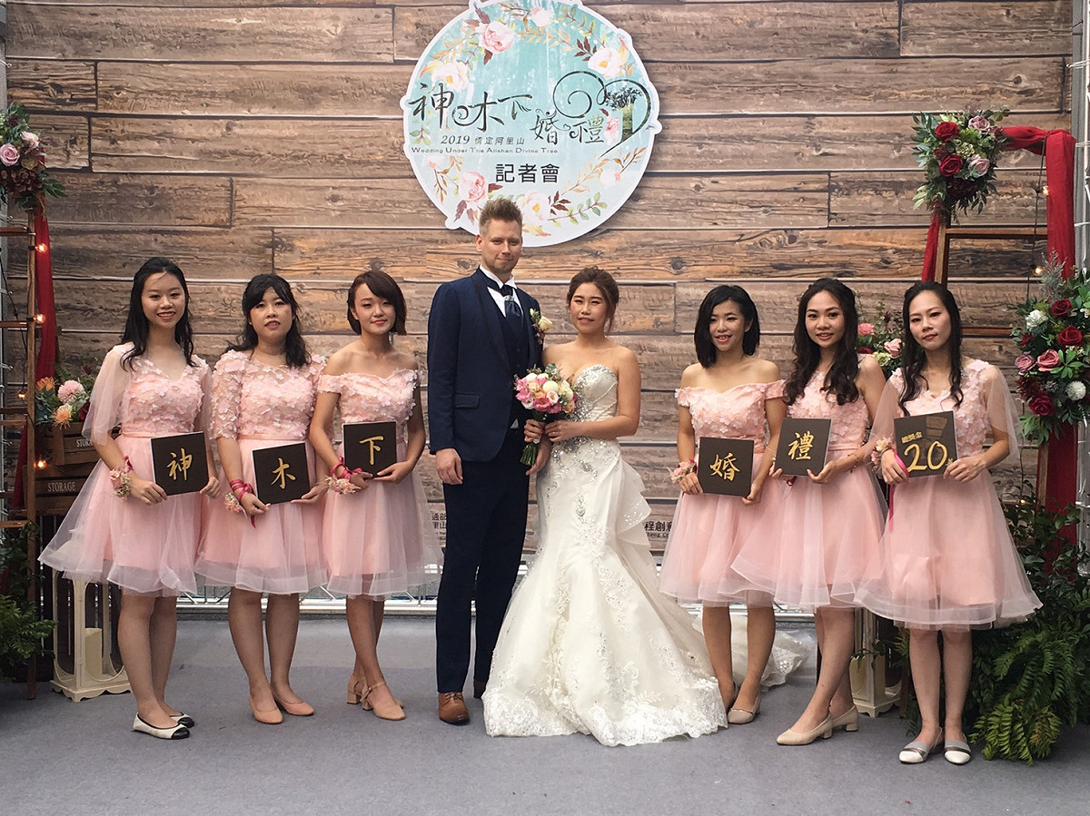 新人不僅可以穿上白紗，還可以參與鄒族傳統婚禮體驗，由長老給予祝福。 圖：交通部／提供