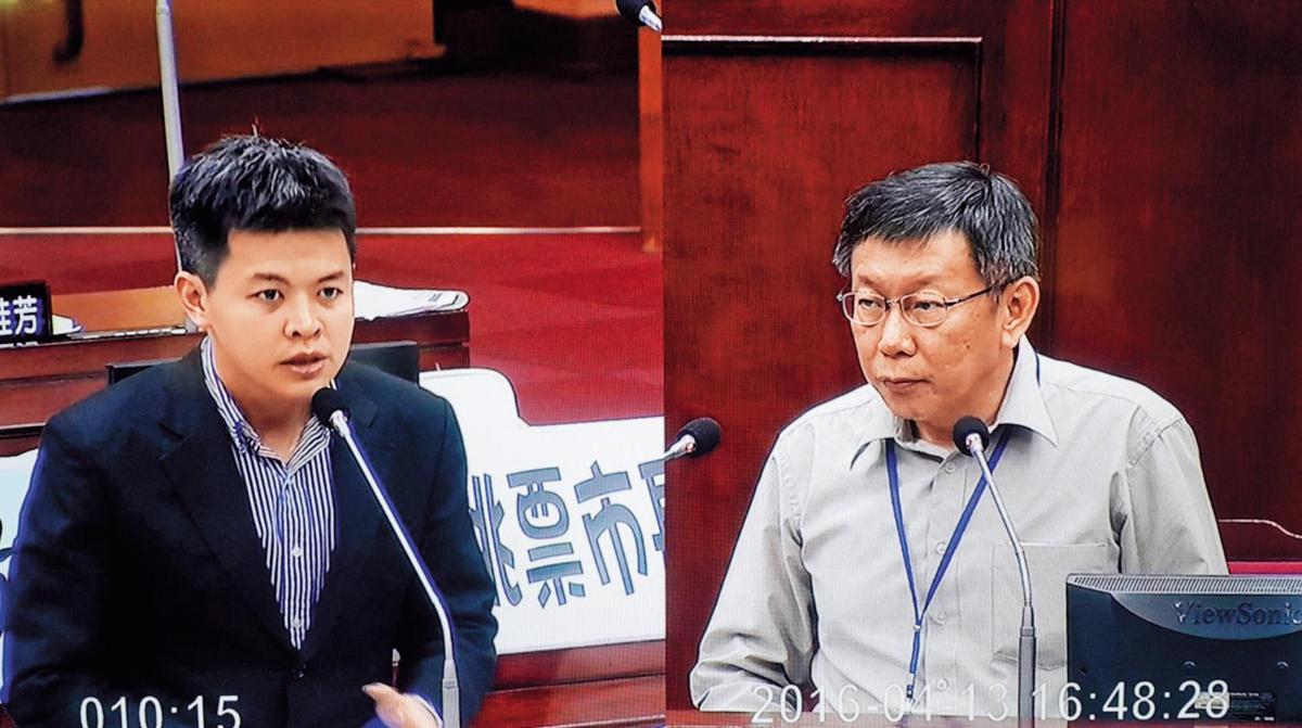 2018年選舉時，柯文哲有心替謝維洲輔選。柯文哲在臉書宣傳鉛管汰換進度，在文中特別點名「謝維洲議員的提案監督」，選前2度宣傳時，也特地標註謝維洲。沒料到，謝維洲反過來扯柯文哲後腿，在台北市議會質詢時，爆料柯市府鉛管汰換長度短少9,300公尺，批評「最後一段鉛管」是騙局，這讓台北市府高層傻眼、柯粉不認同謝維洲，間接造成謝維洲落選。 圖：翻攝自謝維洲臉書