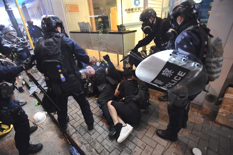7月28日上環衝突，港警拘捕示威者。 圖 : 中通社資料照