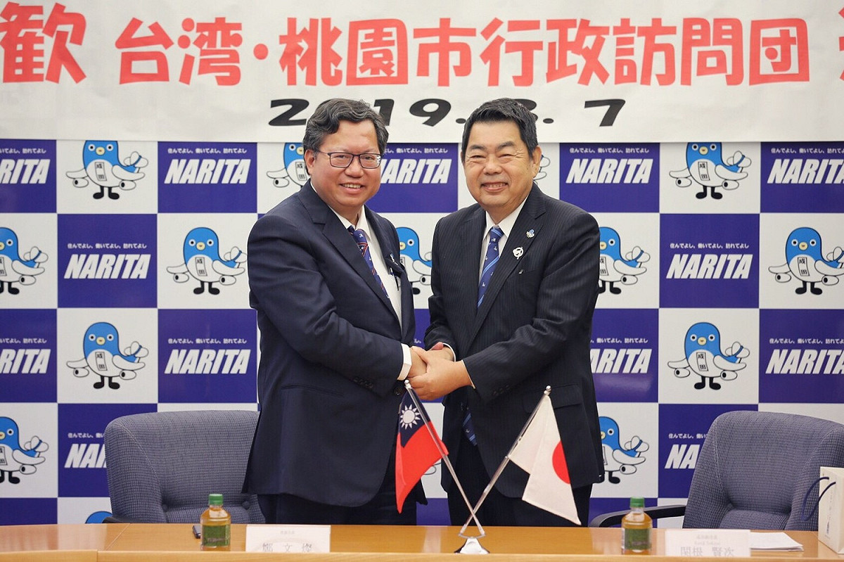 桃園市長鄭文燦（左）拜會成田市副市長關根賢次。 圖：桃園市政府／提供