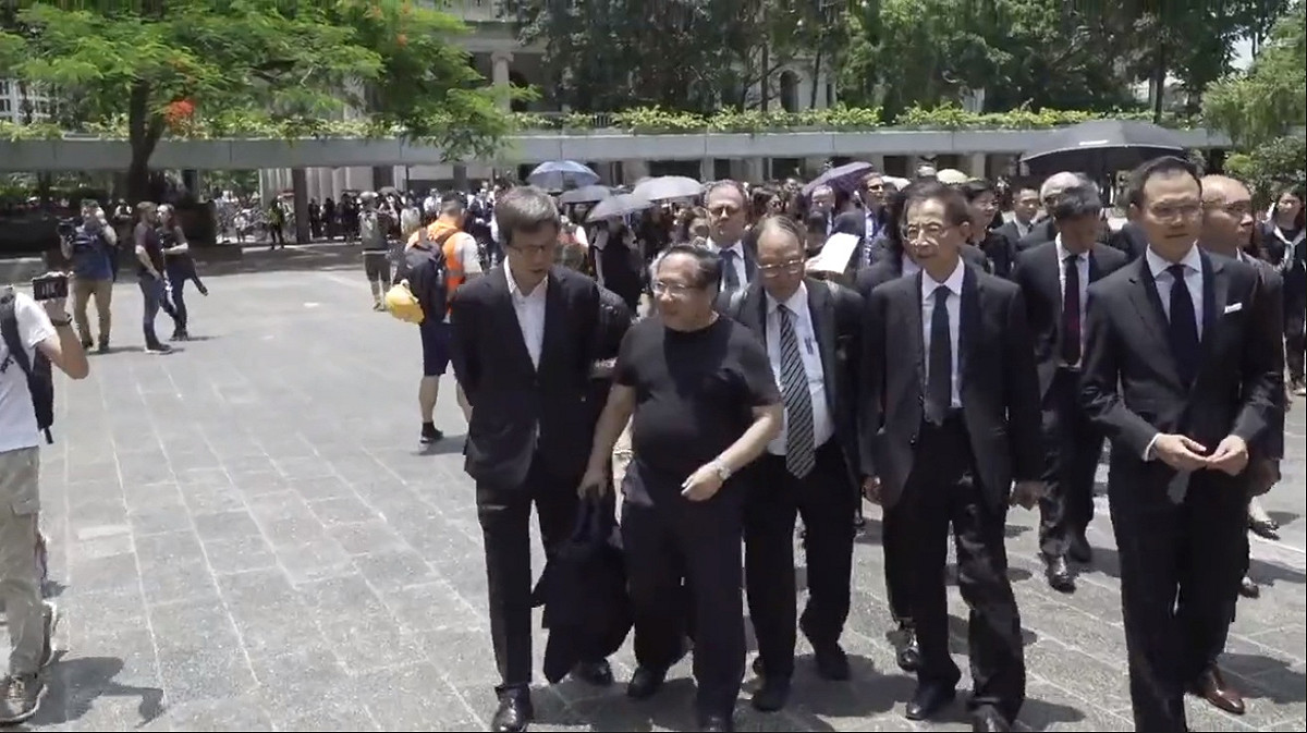 香港一批法律界人士今天參與遊行，要求政府成立獨立調查委員會，調查反對修訂逃犯條例的風波。 圖：翻攝網路直播