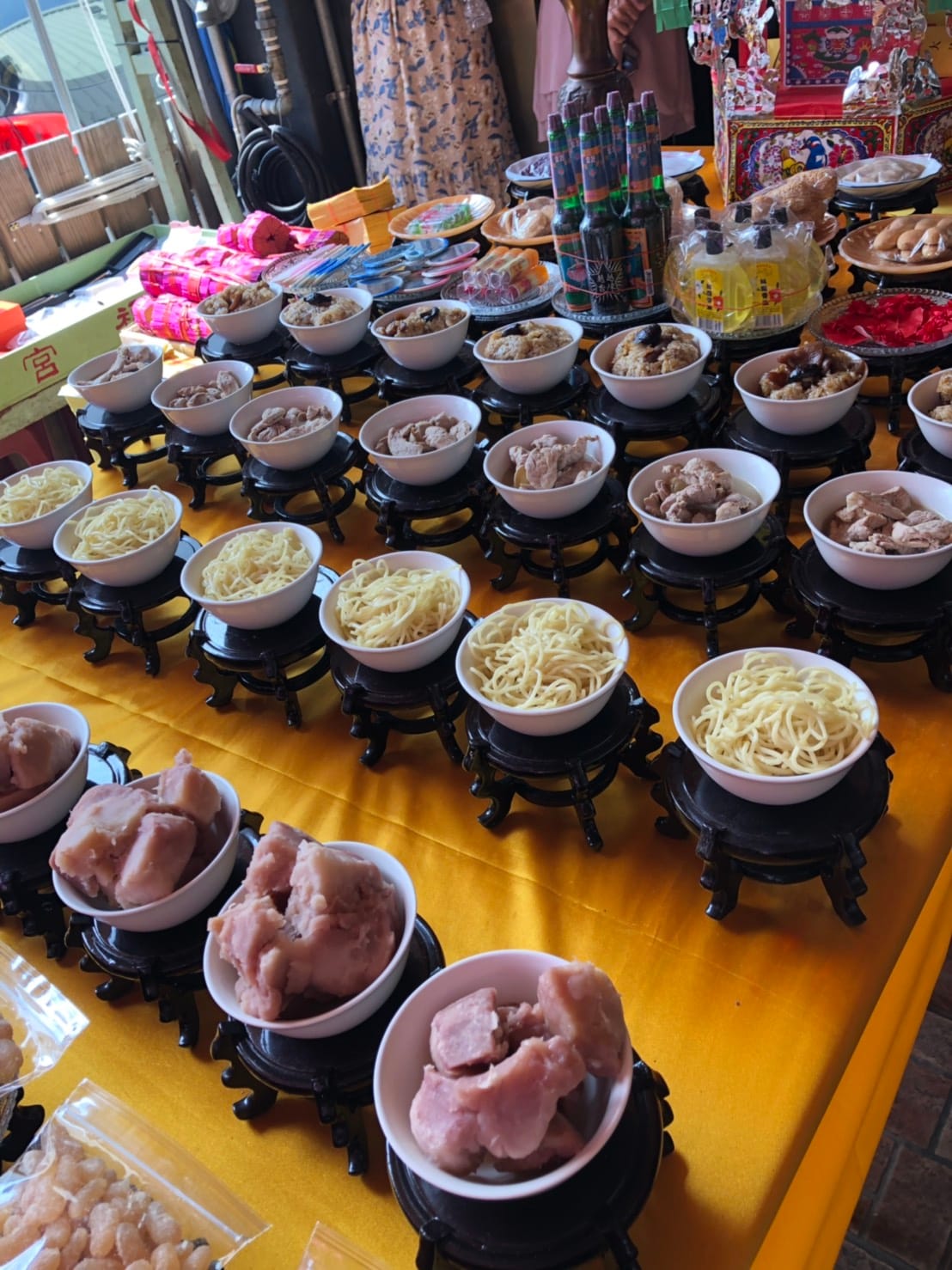 做十六歲依傳統古禮祭拜供品皆富好采頭含意。 圖／記者林怡孜攝，2019,08,07