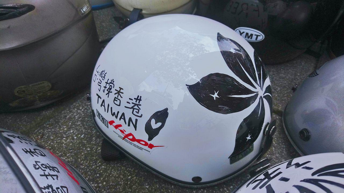 香港邊城青年在台北募及二手安全帽送到香港聲援「反送中」，已平安送到香港。 圖：香港邊城青年 / 提供