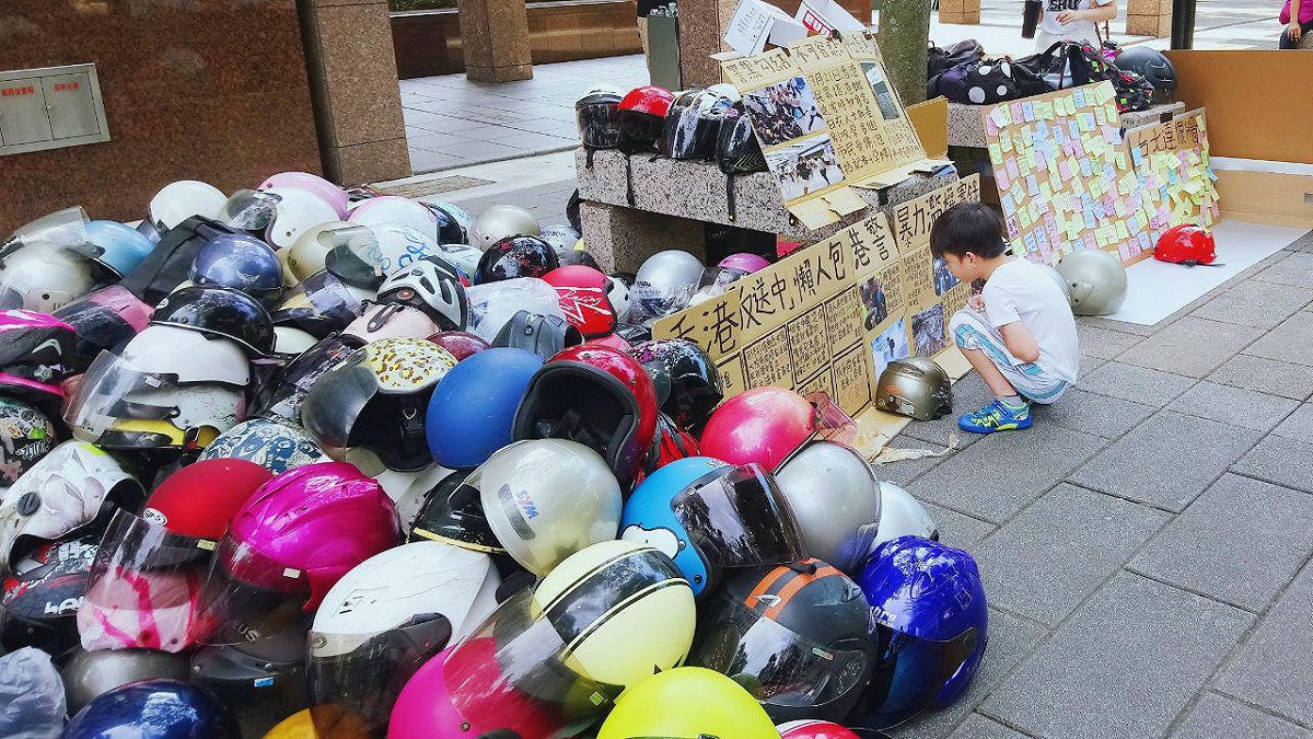 香港邊城青年日前在台北街頭發起募集安全帽活動，獲得熱烈迴響。 圖：香港邊城青年 / 提供