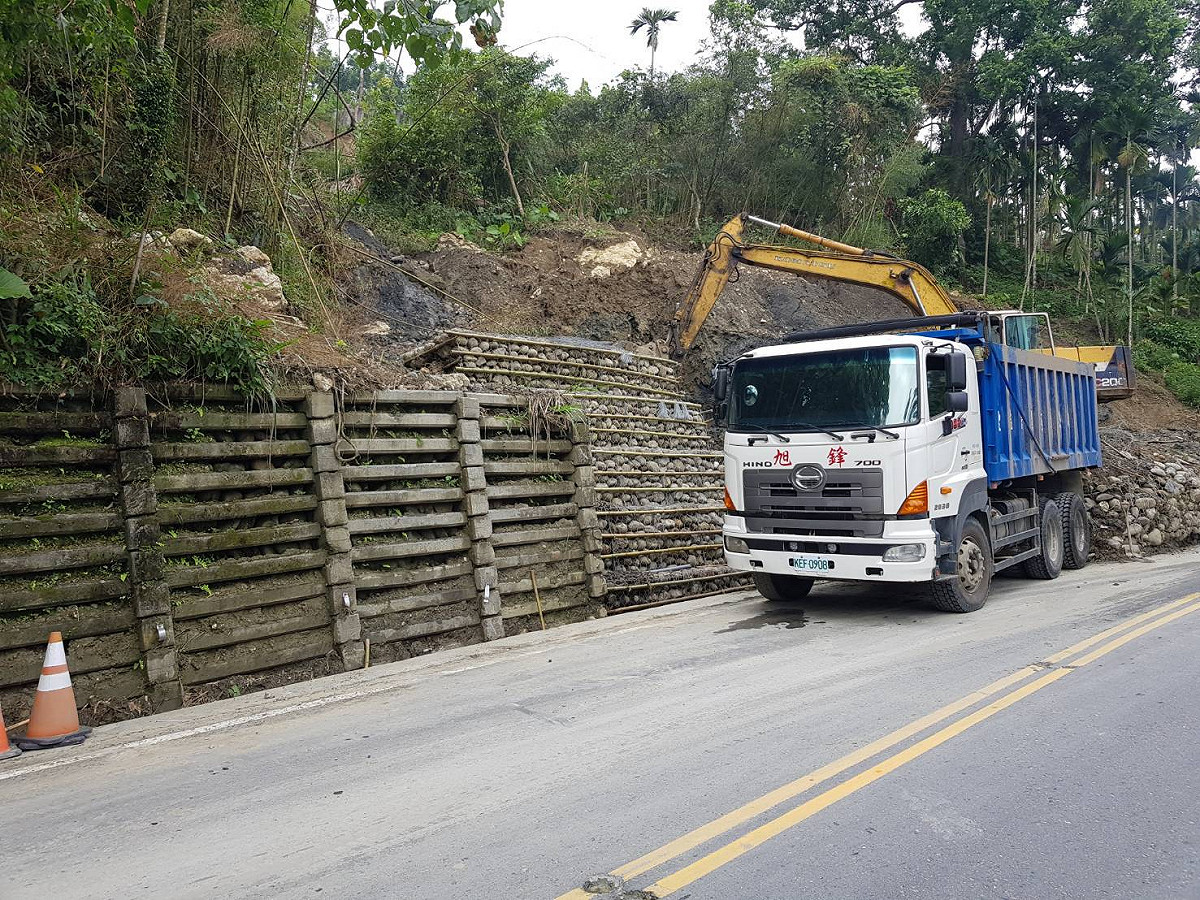 嘉義縣番路鄉台18線41.1K邊坡災害，因邊坡施工需求，即日起至108年9月20日，上午7時至18時實施管制通行。 圖：第五區養護工程處/提供