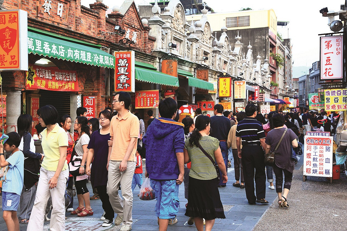 桃市觀旅局於８．９月舉辦「謎走大溪」活動，將由在地達人導覽，透過「無圍牆博物館」的有趣體驗，體會大溪文化建築之美。 圖：桃園市政府觀光旅遊局／提供