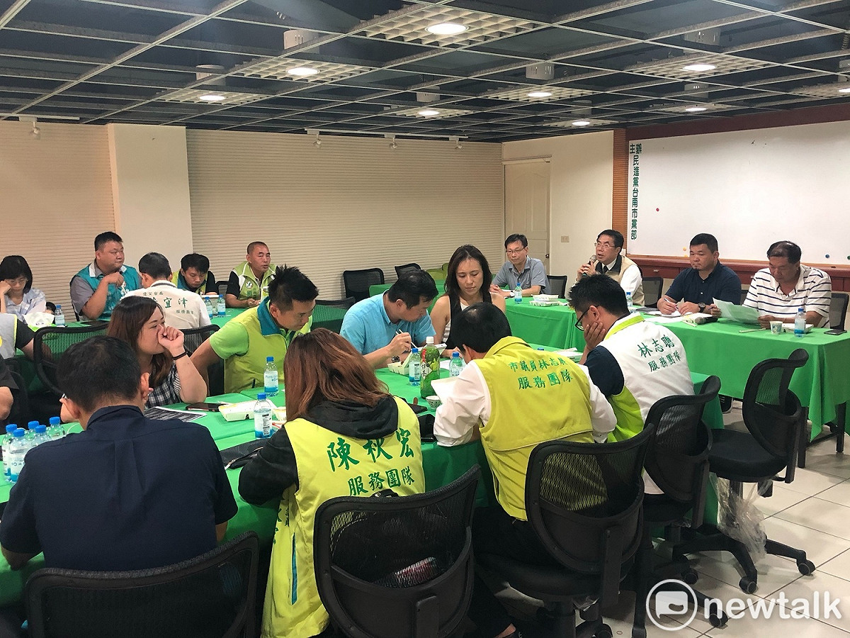台南市長黃偉哲偕同中央、地方黨公職籌備「蔡英文總統競選總部」組織架構，並正式開始運作選務工作。 圖：黃博郎／攝