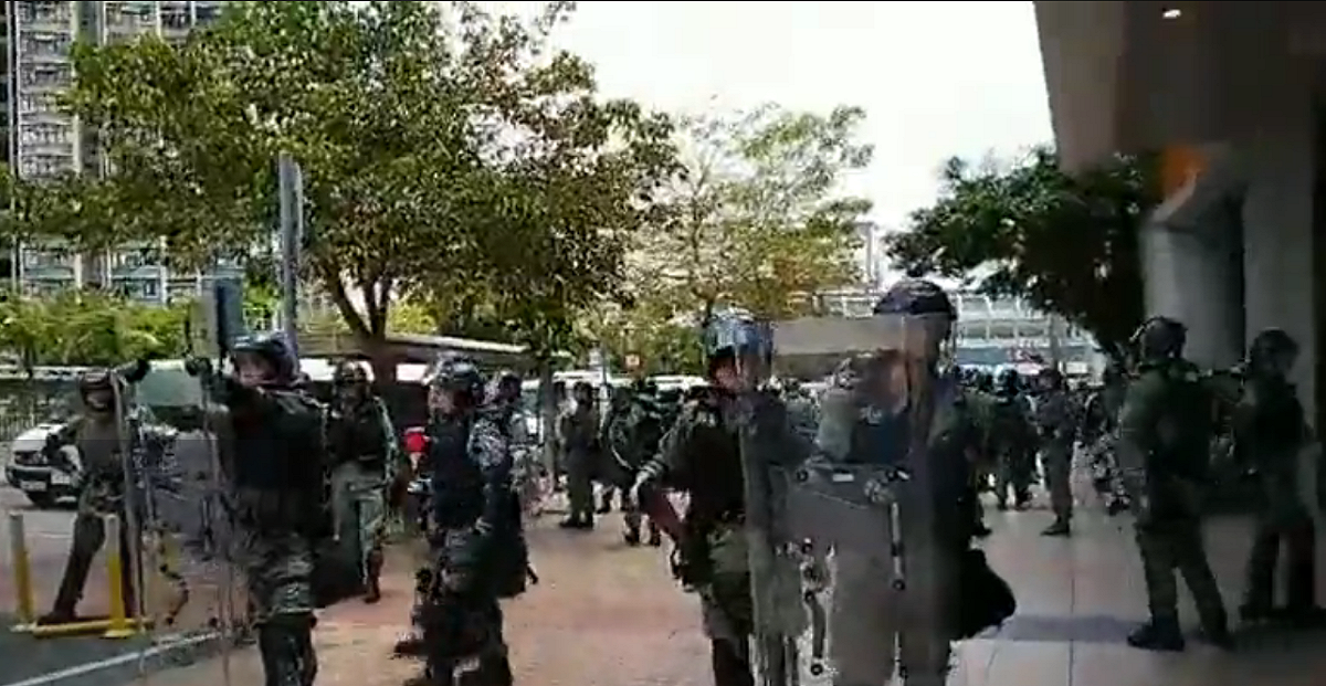 法國學者波恩達茲認為，中共視內部事務重於國際形象，若出現分離主義，為維護合理性，可能採取軍事干預。圖為港警施放催淚彈驅散示威者 。 圖:翻攝網路直播