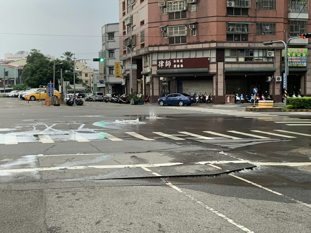 台中市南區高苑路及南平路口地面隆起。 圖/消防署提供