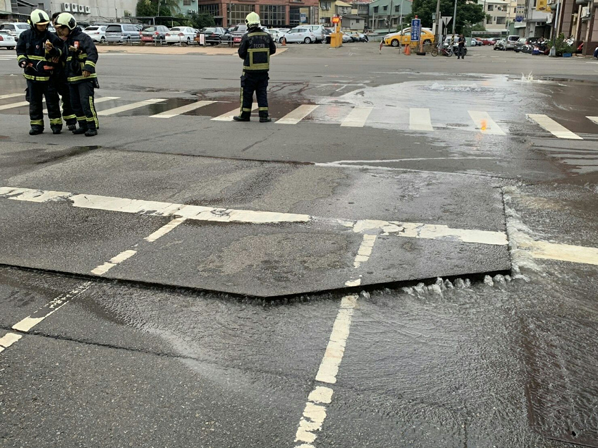 台中市南區高苑路及南平路口地面隆起。 圖/消防署提供