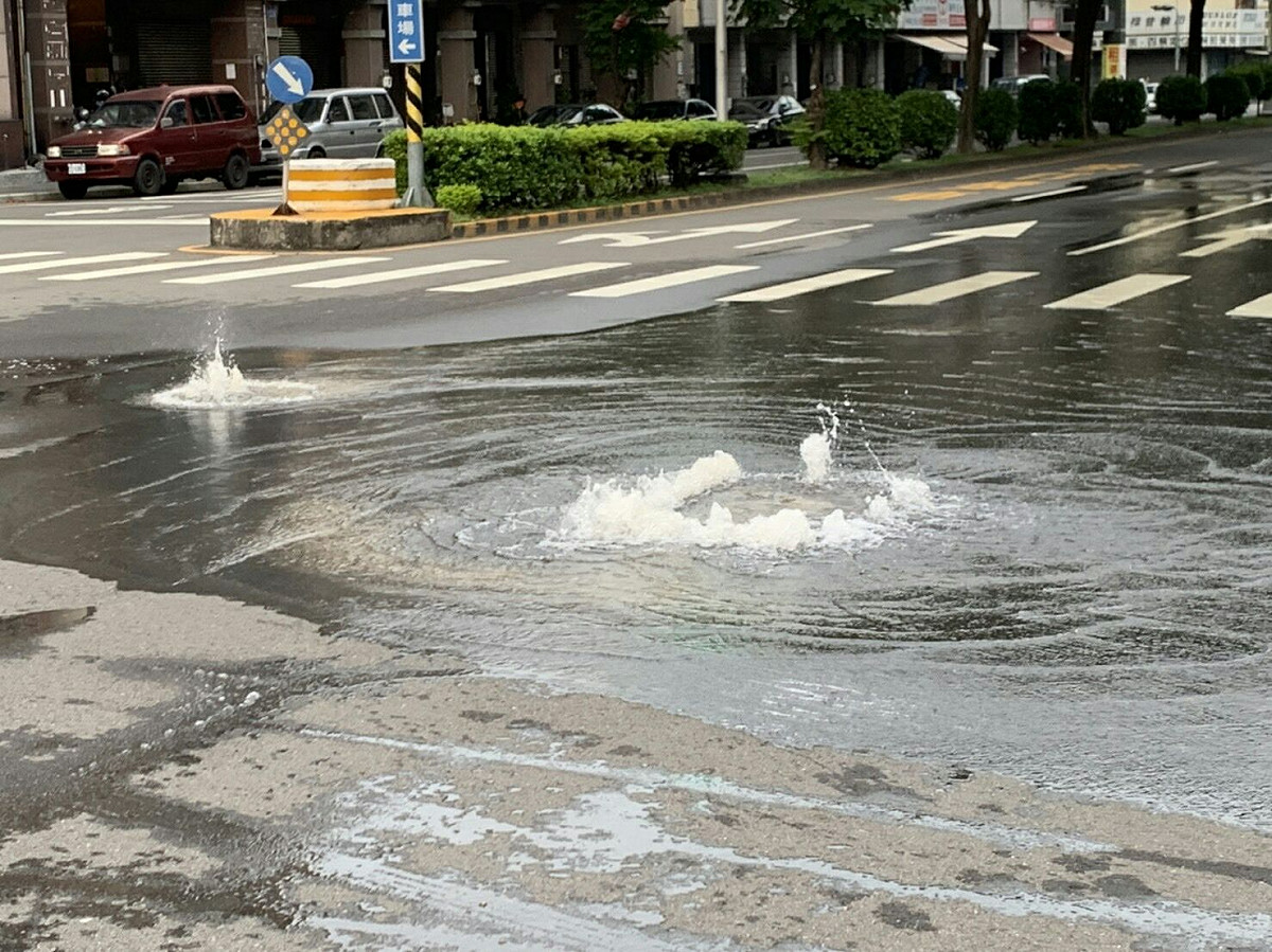 台中市南區高苑路及南平路口地面隆起。 圖/消防署提供