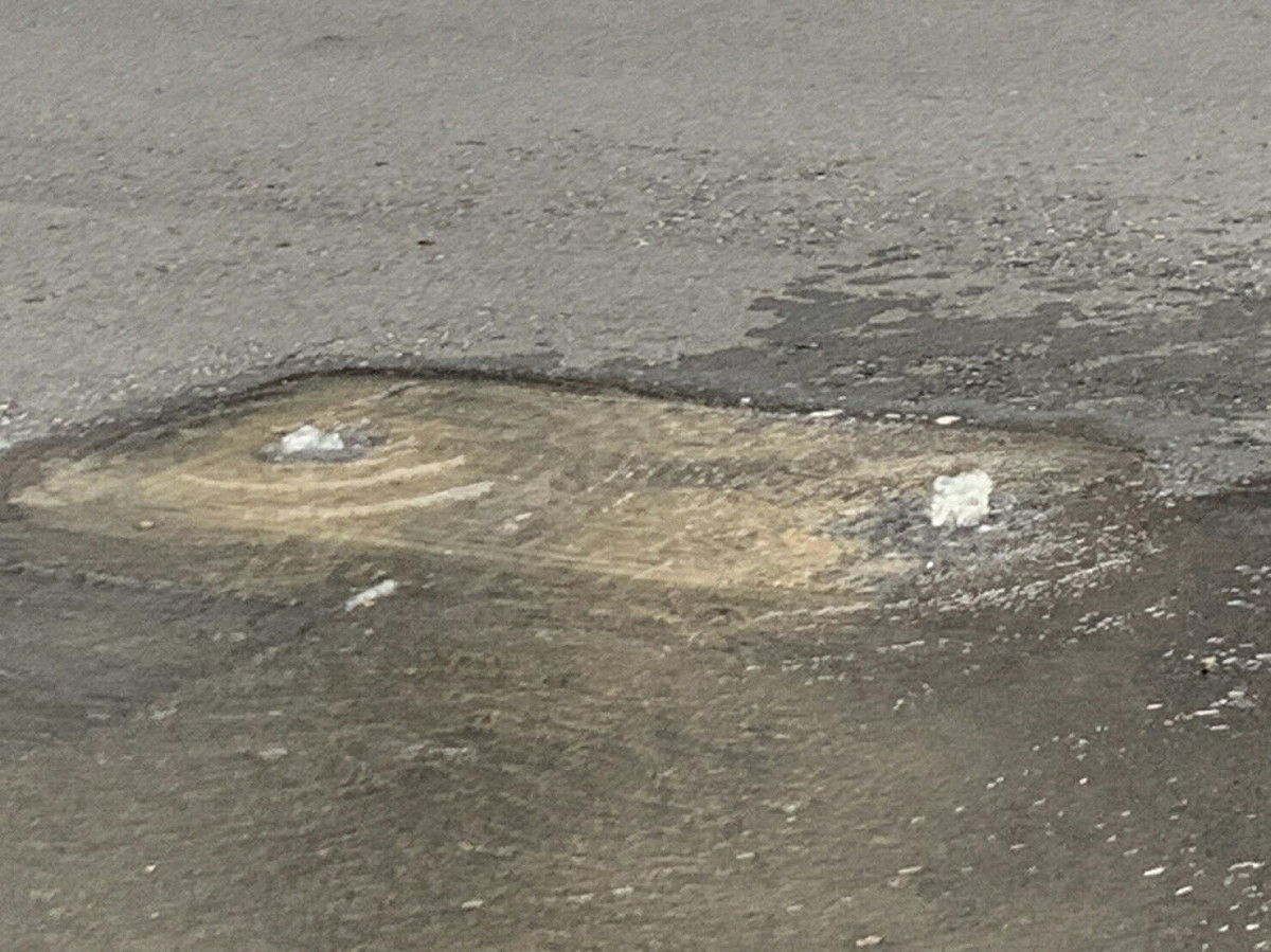台中市南區高苑路及南平路口地面隆起。 圖/消防署提供