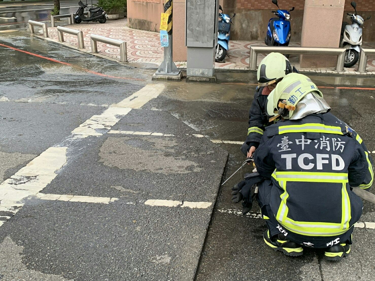 台中市南區高苑路及南平路口因8日清晨地震受損，消防人員正在檢查相關管線。 圖：消防署提供