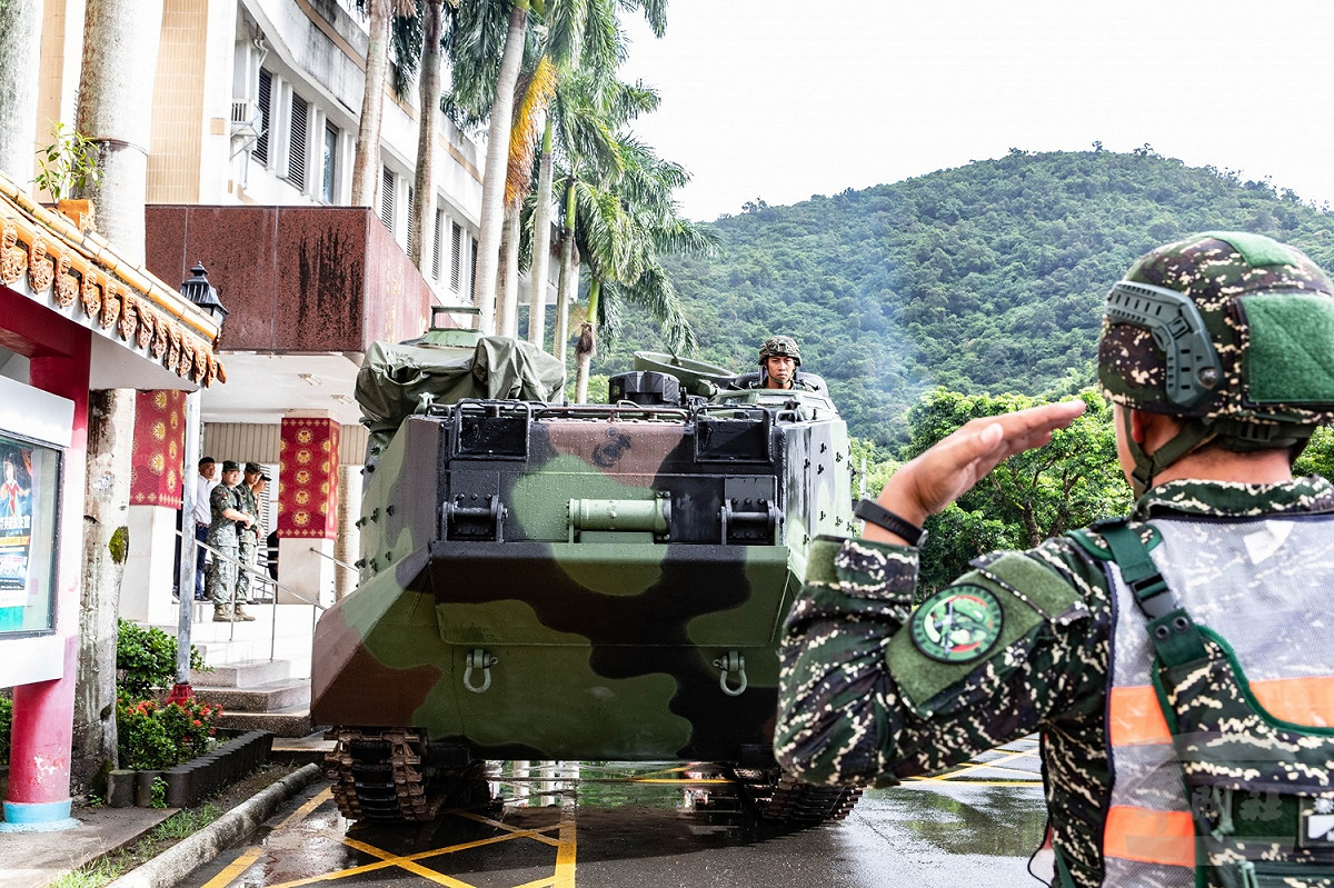 防範強颱「利奇馬」來襲，國防部預置機具、兵力，派遣海軍陸戰隊AAV-7兩棲突擊登陸車及膠舟進駐蘇澳鎮公所待命。 圖：軍聞社提供