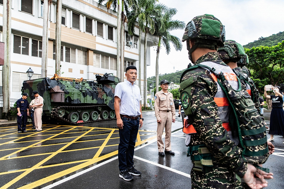 防範強颱「利奇馬」來襲，國防部預置機具、兵力，派遣海軍陸戰隊AAV-7兩棲突擊登陸車及膠舟進駐蘇澳鎮公所待命。 圖：軍聞社提供