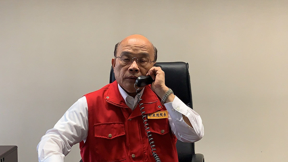 行政院長蘇貞昌以電話聯繫蔡英文總統報告目前掌握的全國地震受損情形。 圖：行政院提供