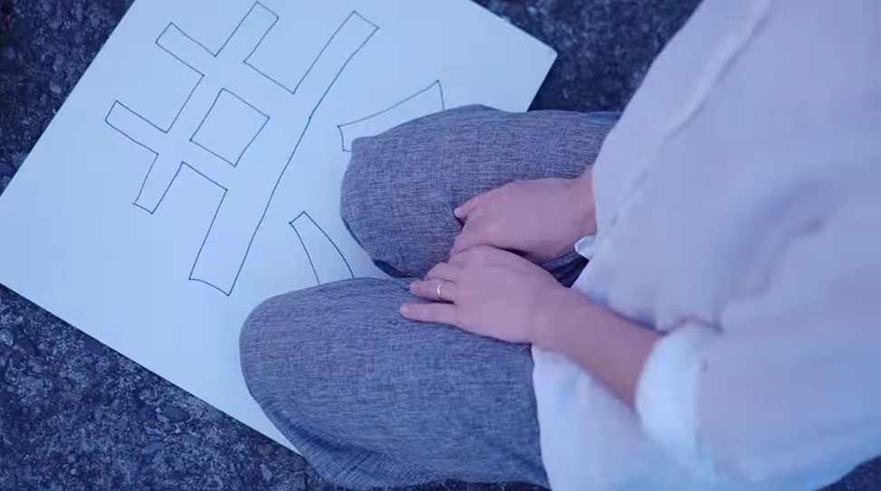 受測路人在喝下秘製水果茶後，立刻跪在地上。 圖：翻攝自菜浿梨子秘制水果茶影片