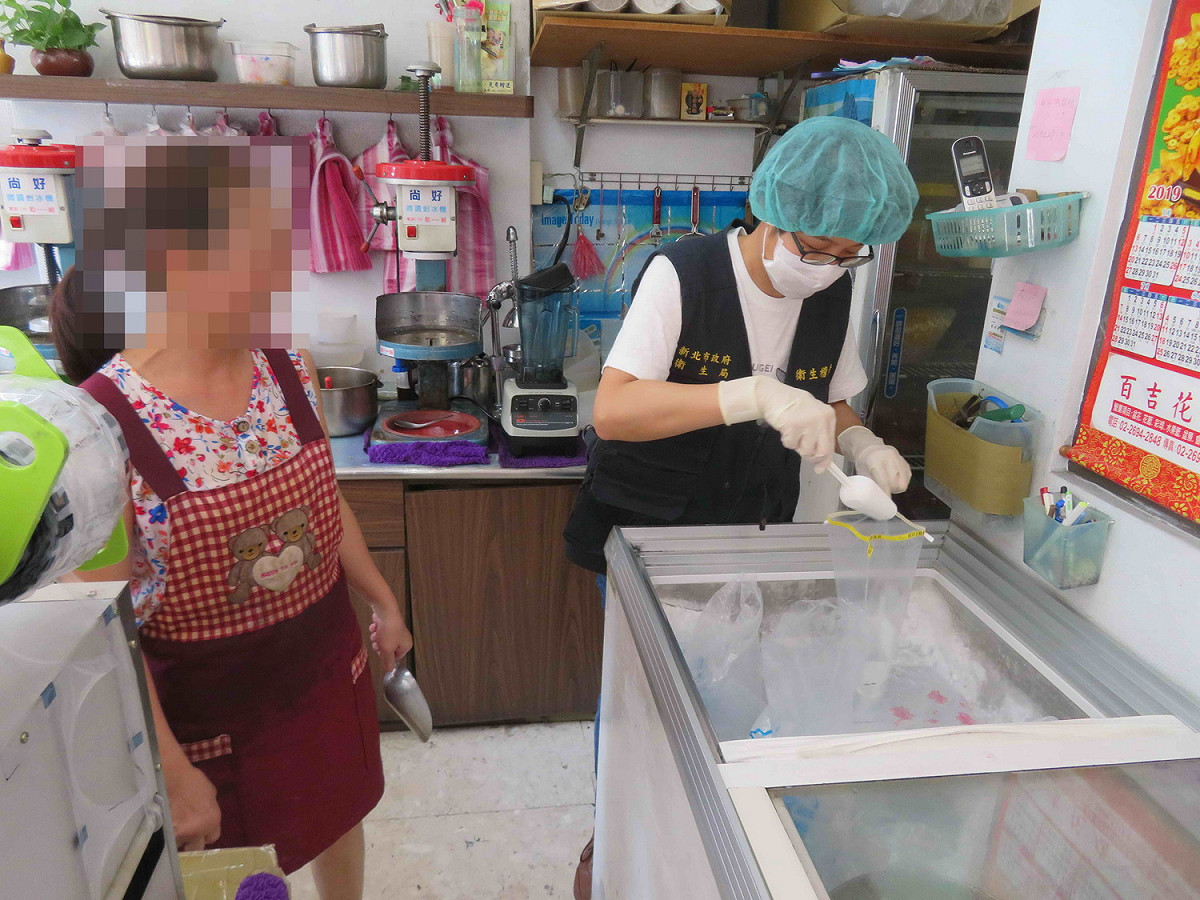 新北市赴店家抽驗飲冰品；圖為抽驗大碗公剉冰抽驗食用衛生冰塊。 圖：新北市衛生局/提供