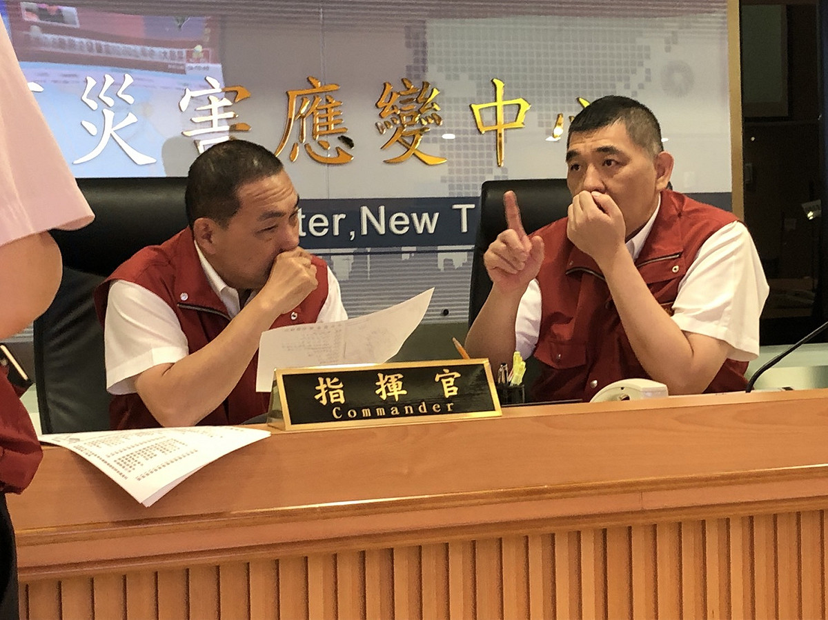 新北市長侯友宜在地震發生後半小時就現身市府災害應變中心掌握地震災情。 圖：新北市政府／提供