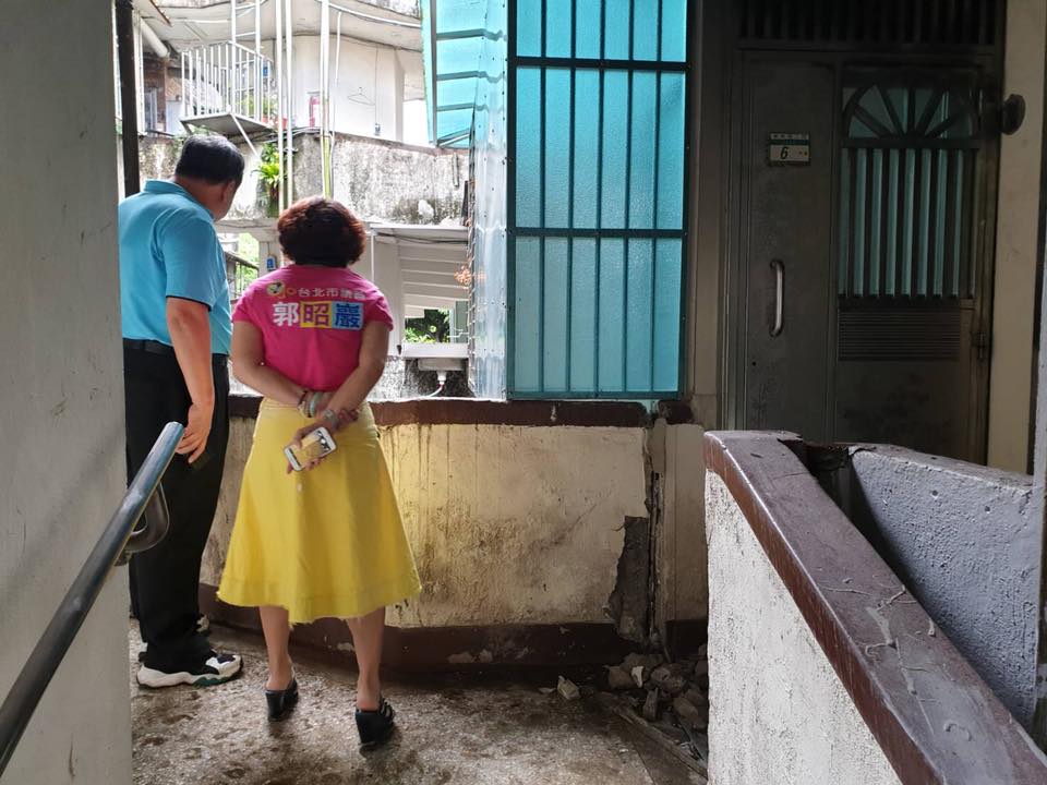 台北市議員郭昭巖在地震後赴南機場國宅勘查災損情形。 圖：翻攝郭昭巖粉絲團臉書