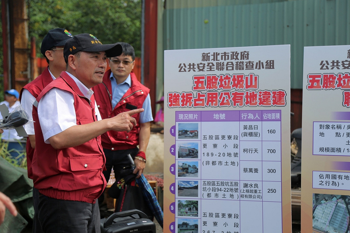 侯友宜親自督軍指揮拆除五股垃圾山違法油行。 圖：新北市政府／提供