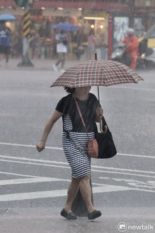 吳聖宇指出，明日還有一波鋒面接近，為全台帶來豐沛雨量，尤其西半部和東北部地區恐有短暫雨或雷雨等局部較大雨勢。 圖：張良一／攝