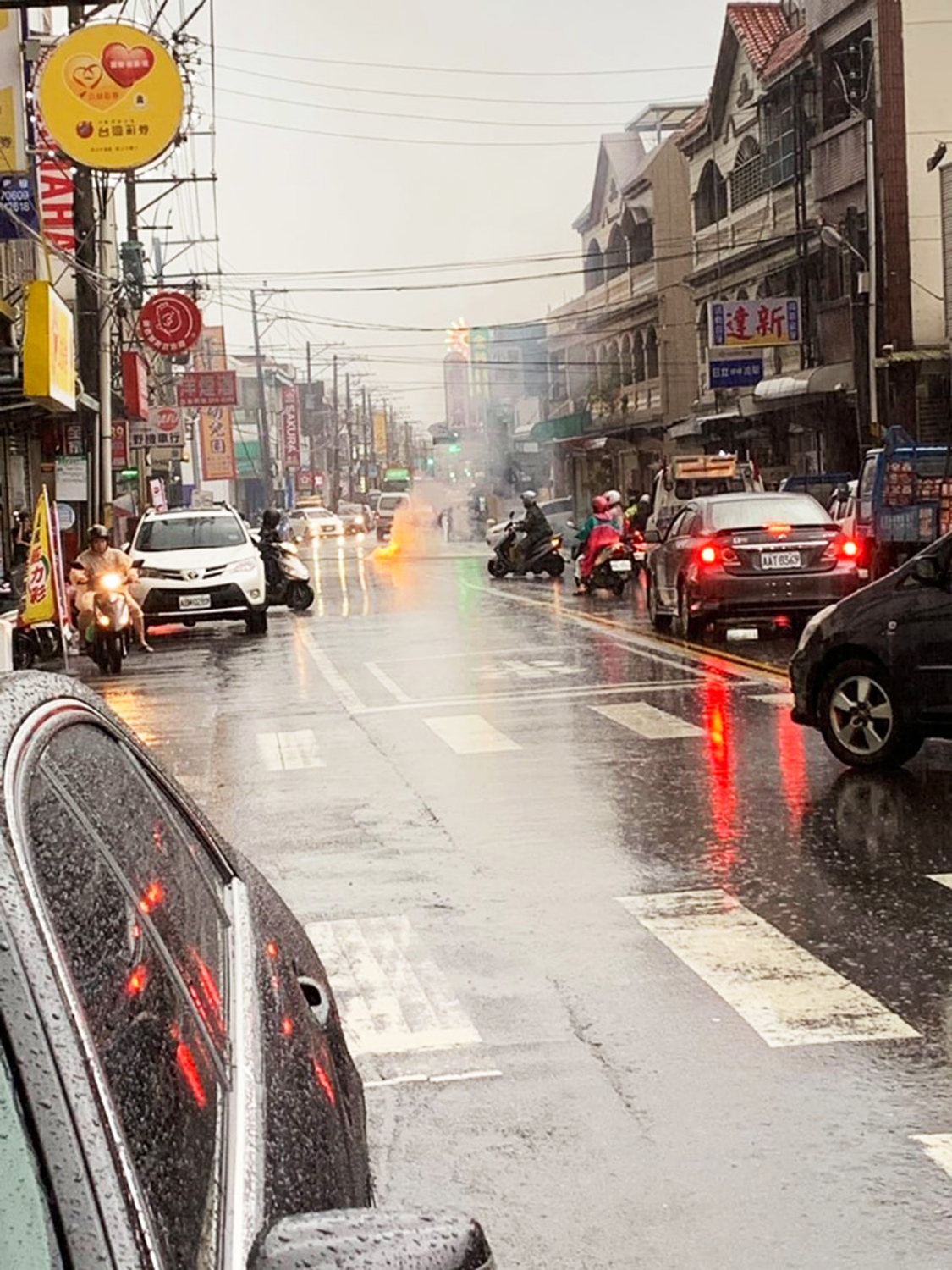 八德廣福路因台電線路遭「雷擊」導致線路斷落路面並引燃造成虛驚。 圖：翻攝「記憶八德」