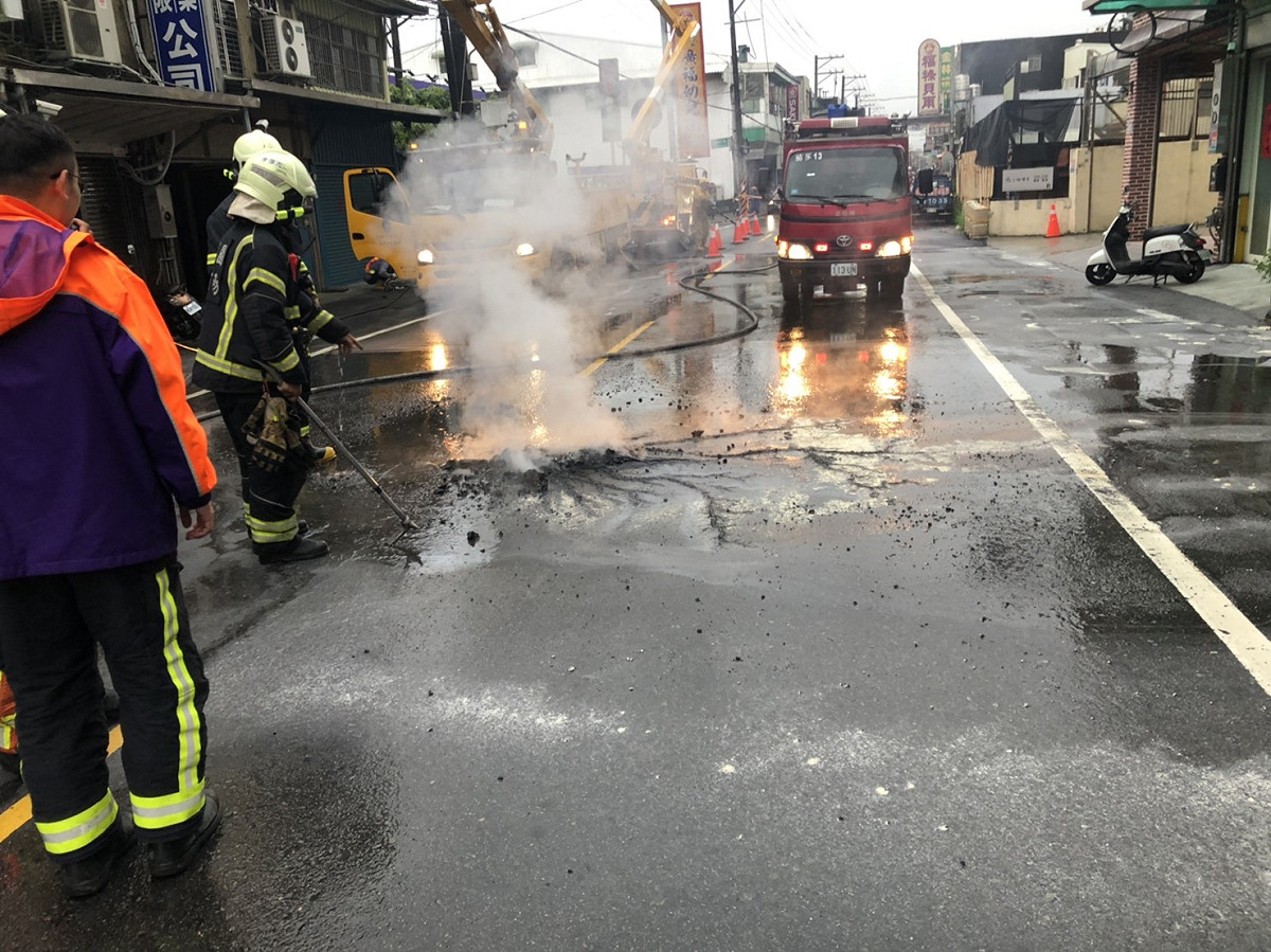 台電線路因雷擊掉落引發火勢，消防隊及台電人員派員前往搶修。 圖；八德分局/提供