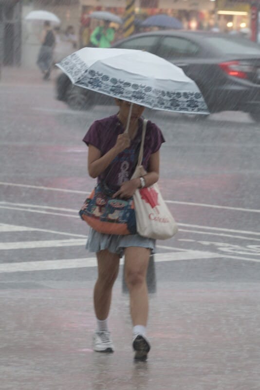 中央氣象局表示，隨著時間愈晚，北部及宜蘭、花蓮的風雨將會愈來愈明顯，提醒民眾外出注意 圖：張良一/攝