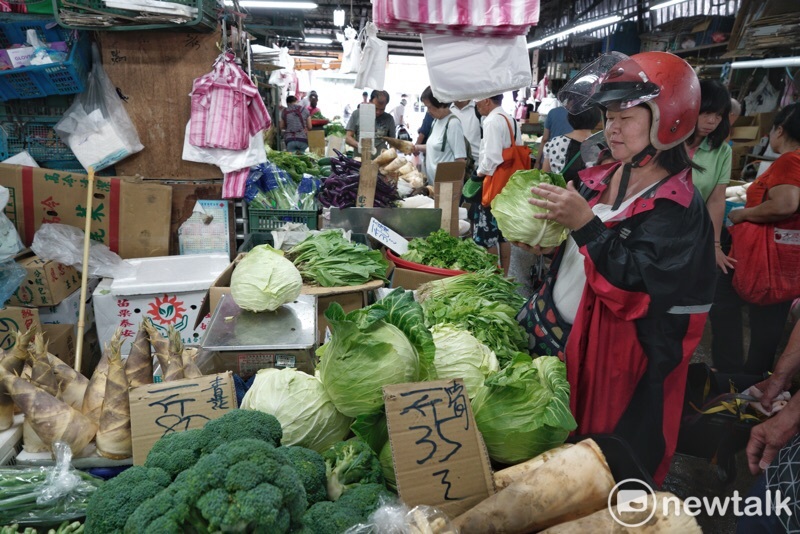 台北市場處表示，今日蔬菜到貨量1,605公噸，較昨（7）日增加205公噸。 圖：張良一/攝（資料照片）
