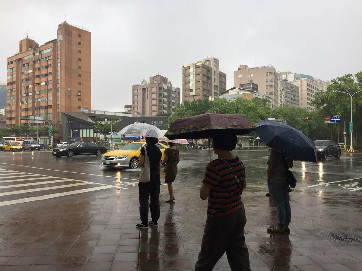 今天西半部與東北部地區將有不定時局部短暫陣雨或雷雨，民眾務必攜帶雨具出門。 圖：閻芝霖／攝