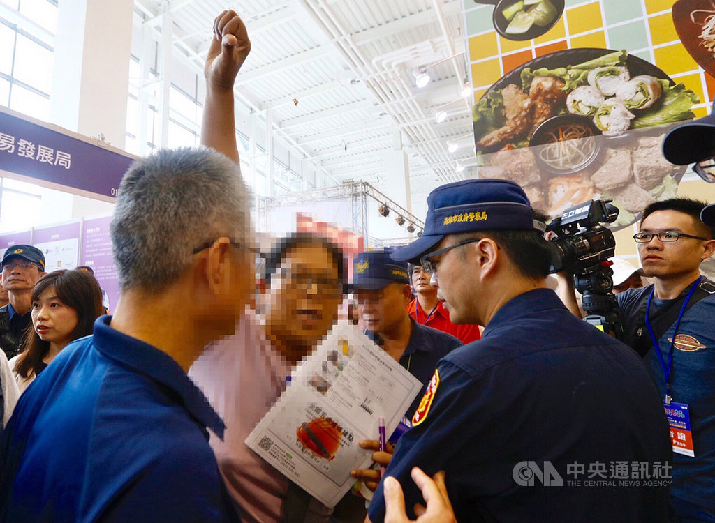 高雄市長韓國瑜出席連鎖加盟展又遭人「倒讚」嗆聲。 圖：中央社提供