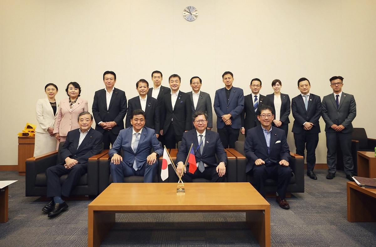 桃園市長鄭文燦與「日台議聯」國會議員合影。 圖：桃園市政府/提供