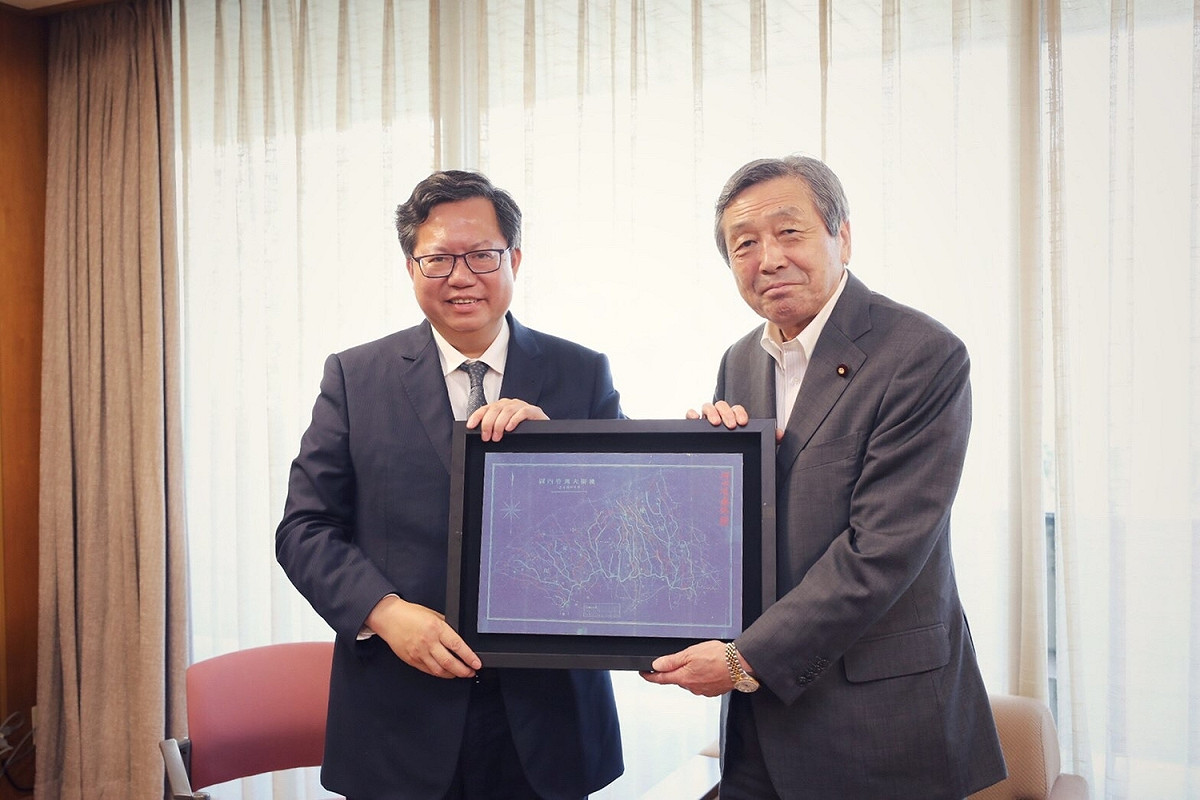 桃園市長鄭文燦與日本自民黨幹事長代理林幹雄合影。 圖：桃園市政府/提供