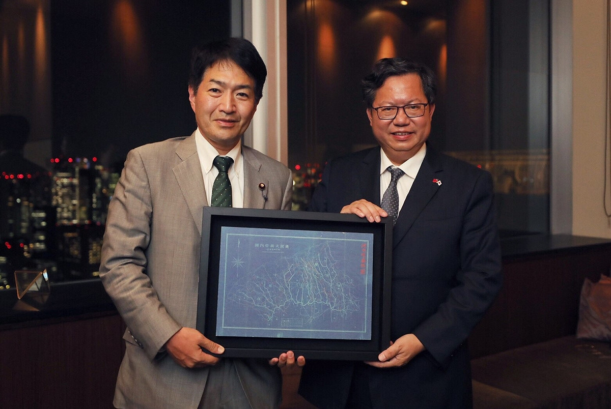 桃園市長鄭文燦與日本眾議員奧野總一郎合影。 圖：桃園市政府/提供
