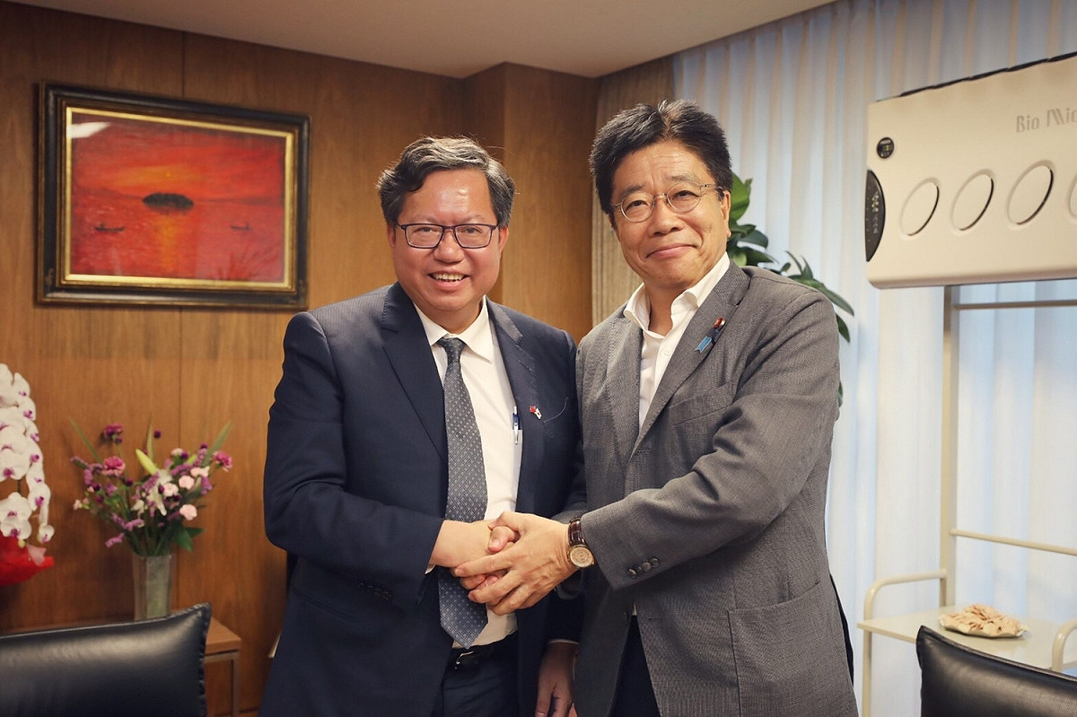 桃園市長鄭文燦與日本自民黨總務會長加藤勝信合影。 圖：桃園市政府/提供