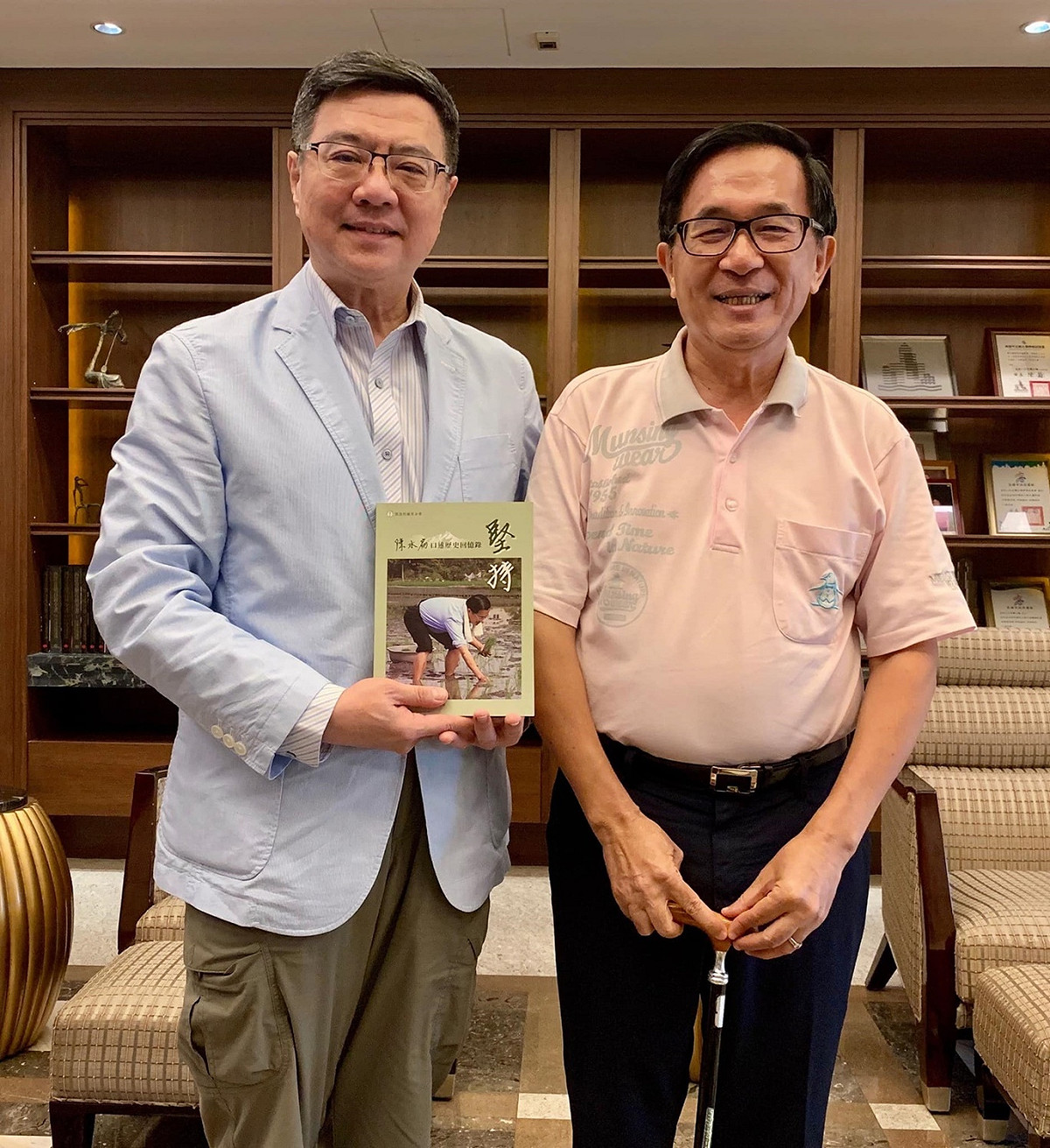 前總統陳水扁8月8日貼出他與民進黨主席卓榮泰合照。 圖：陳水扁臉書