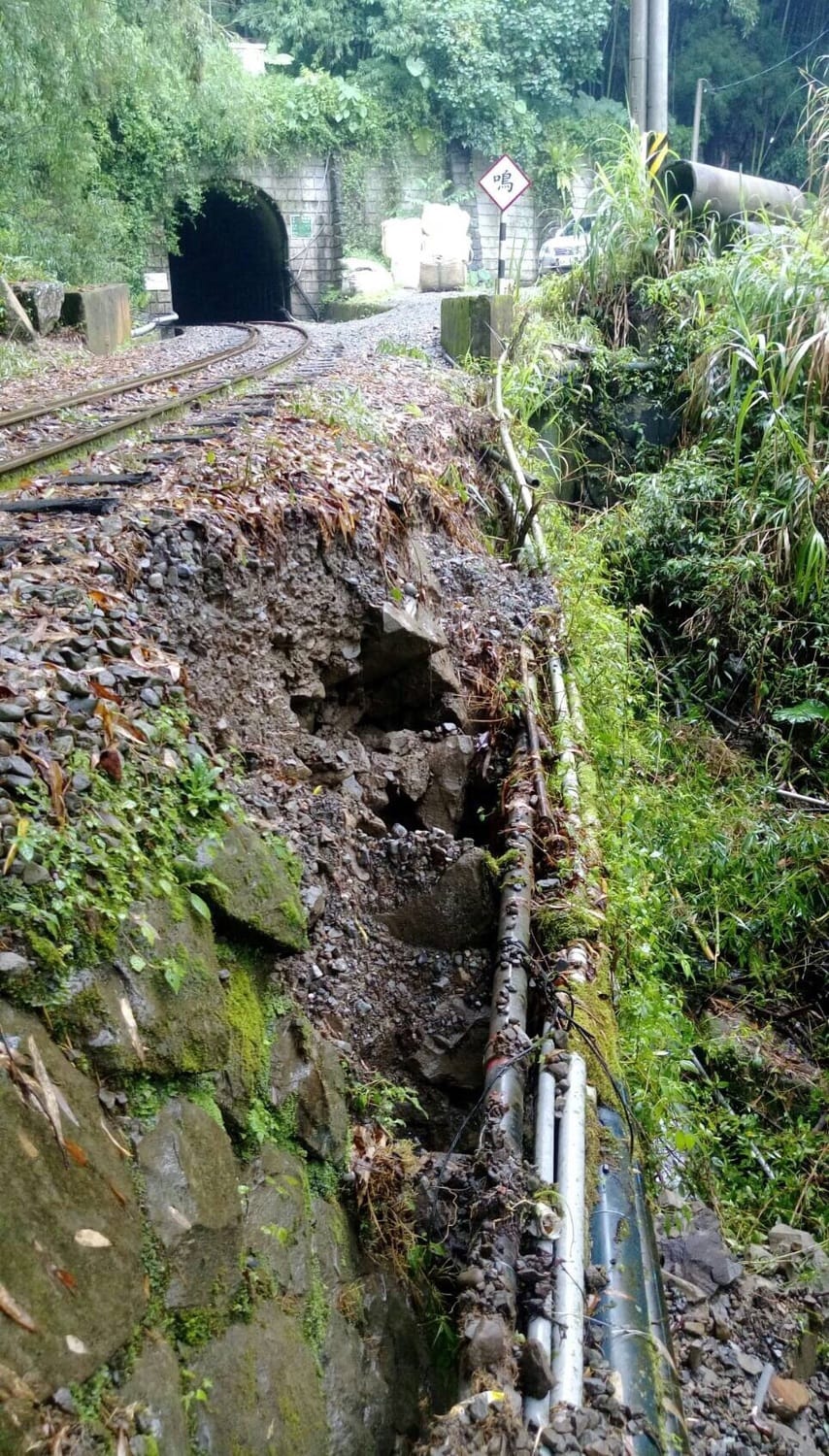 利奇馬颱風造成多林路段擋土牆崩塌，導致阿里山森林鐵路11日部份路段停駛。 圖：林鐵處/提供