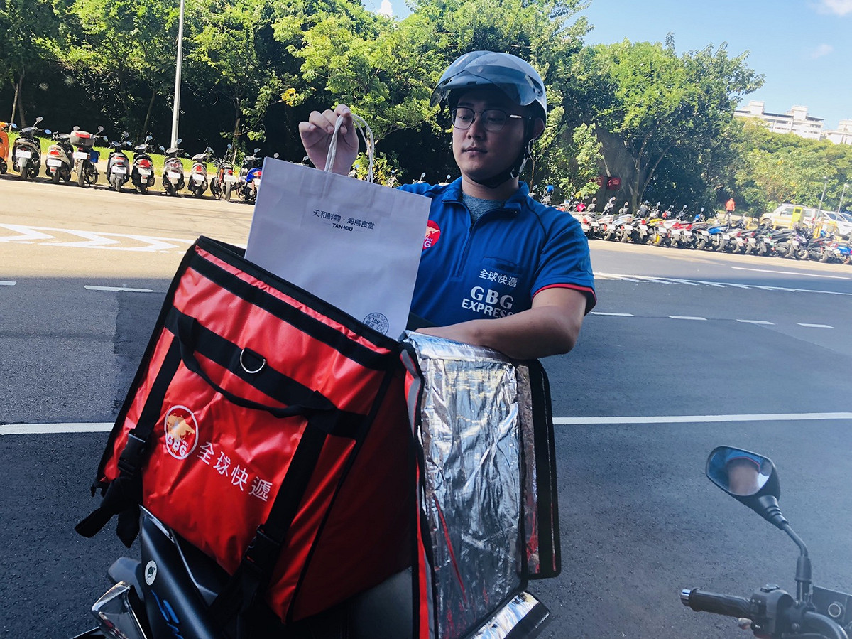 全球快遞聯手天和鮮物推出當日快訂快取配送服務，愛鄰騎士（iLink）將依據消費者訂購食材屬性進行跨溫層運送。 圖 : 全球快遞/提供