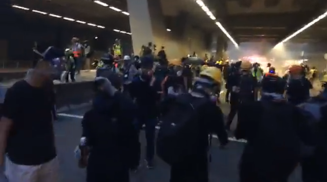 香港「反送中」大埔遊行，港警已使用催淚彈驅散示威者。 圖：翻攝網路直播