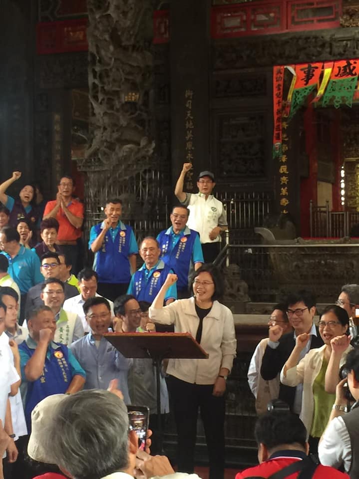 總統蔡英文10日南下高雄，到高雄文武聖殿參拜，受到支持者熱烈相迎。蔡英文致詞時直接「代」管碧玲宣布，將爭取不分區立委，希望在2020立委選舉中為民進黨搶下更多的席次！ 圖：翻攝財團法人高雄市文武聖殿臉書