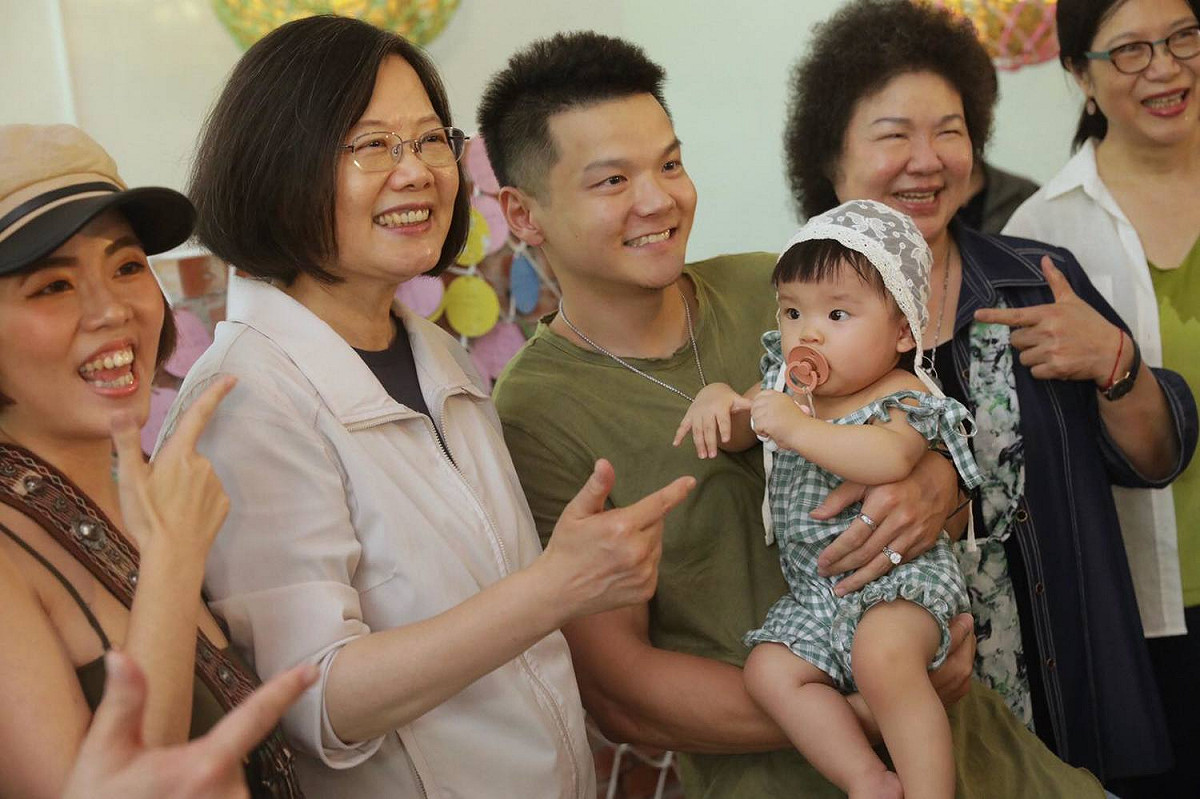 蔡英文說育兒補助，是政府的心意，也是政府實際用行動守護下一代的證據。 圖：翻攝蔡英文 Tsai Ing-wen臉書