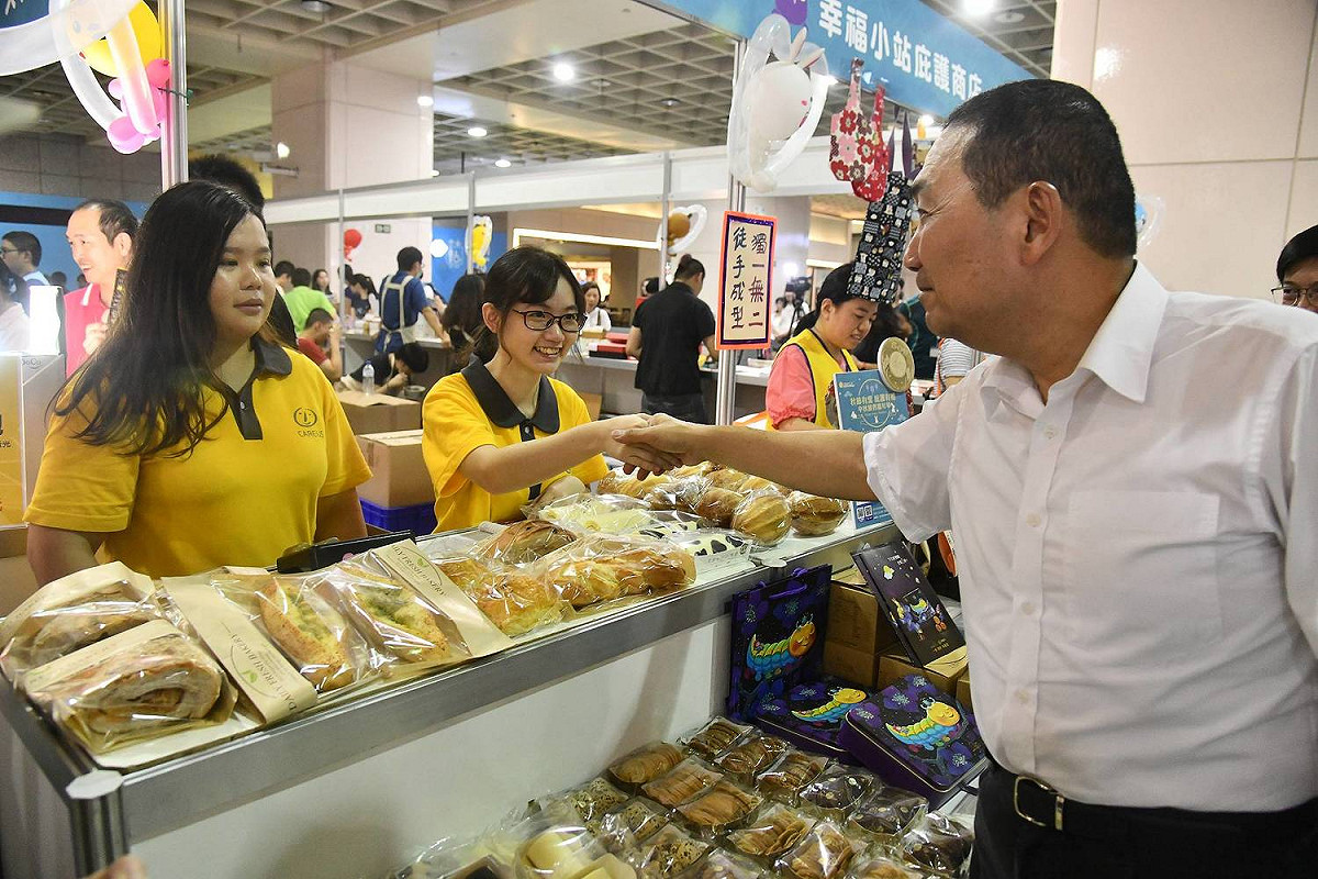 侯友宜參加中秋庇護禮品展售會，巡視攤位打招呼，鼓勵民眾當「當兩光」。  圖：新北市政府提供