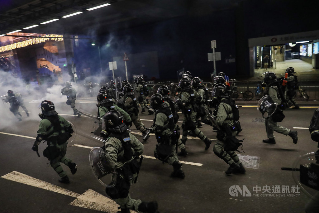 香港「反送中」大埔遊行10日下午登場，活動雖遭警方否決，仍有不少人自發性參與。傍晚有示威者在港鐵大圍站周邊意圖封路，港警晚間出動驅趕示威民眾。 圖/中央社