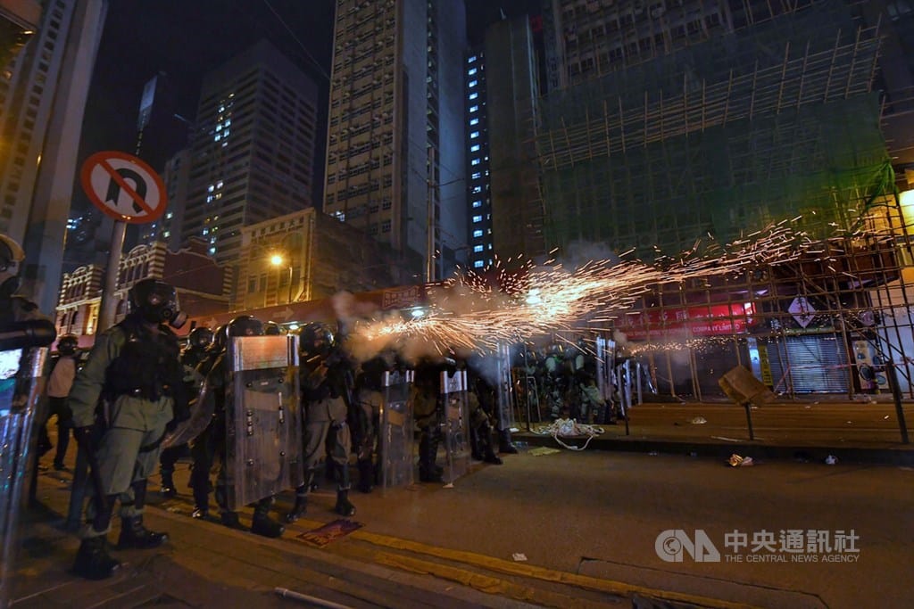 香港「反送中」集會多次上演催淚彈清場，許多示威者遭逮捕。 圖/中央社